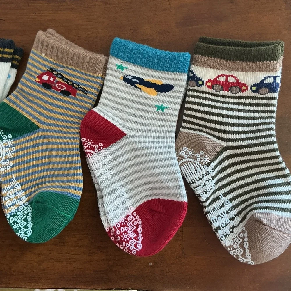 NWT Rative Non-Slip Socks Package of 6